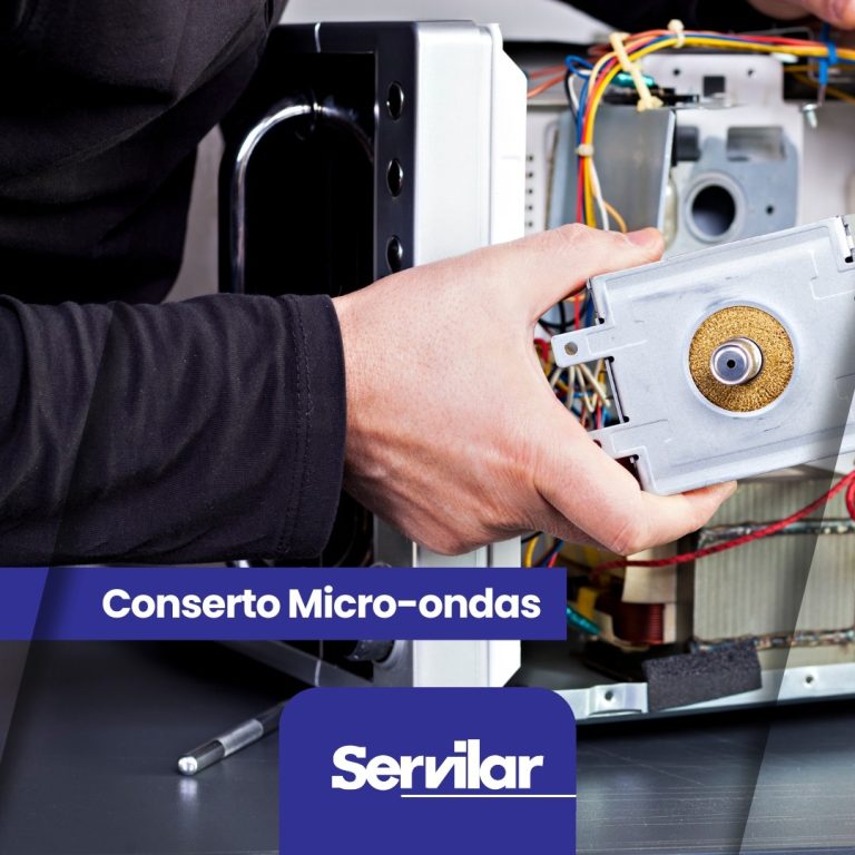 Técnico realizando o conserto de micro-ondas em Tubarão, destacando o serviço especializado da Servilar.